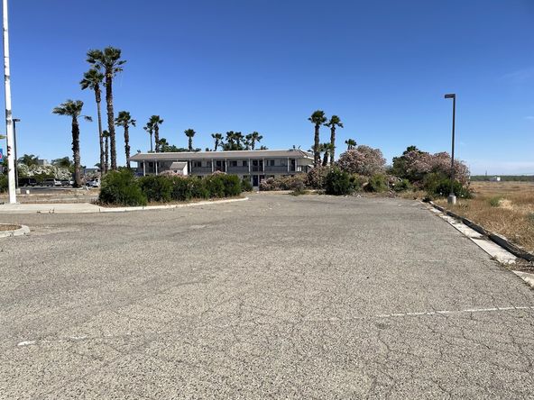 Freestanding Freeway Visible Restaurant + Equipment : 25014 W Dorris Ave, Coalinga, CA 93210